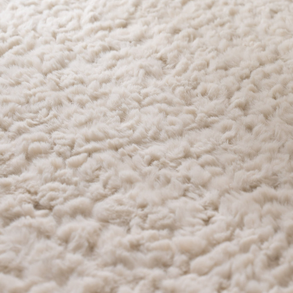 Fluffy Rug – Bobby White