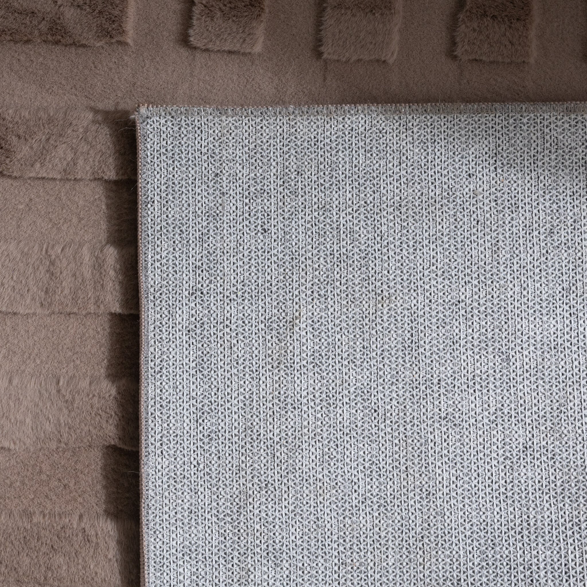 Irregular Rug - Flowy Lines Taupe