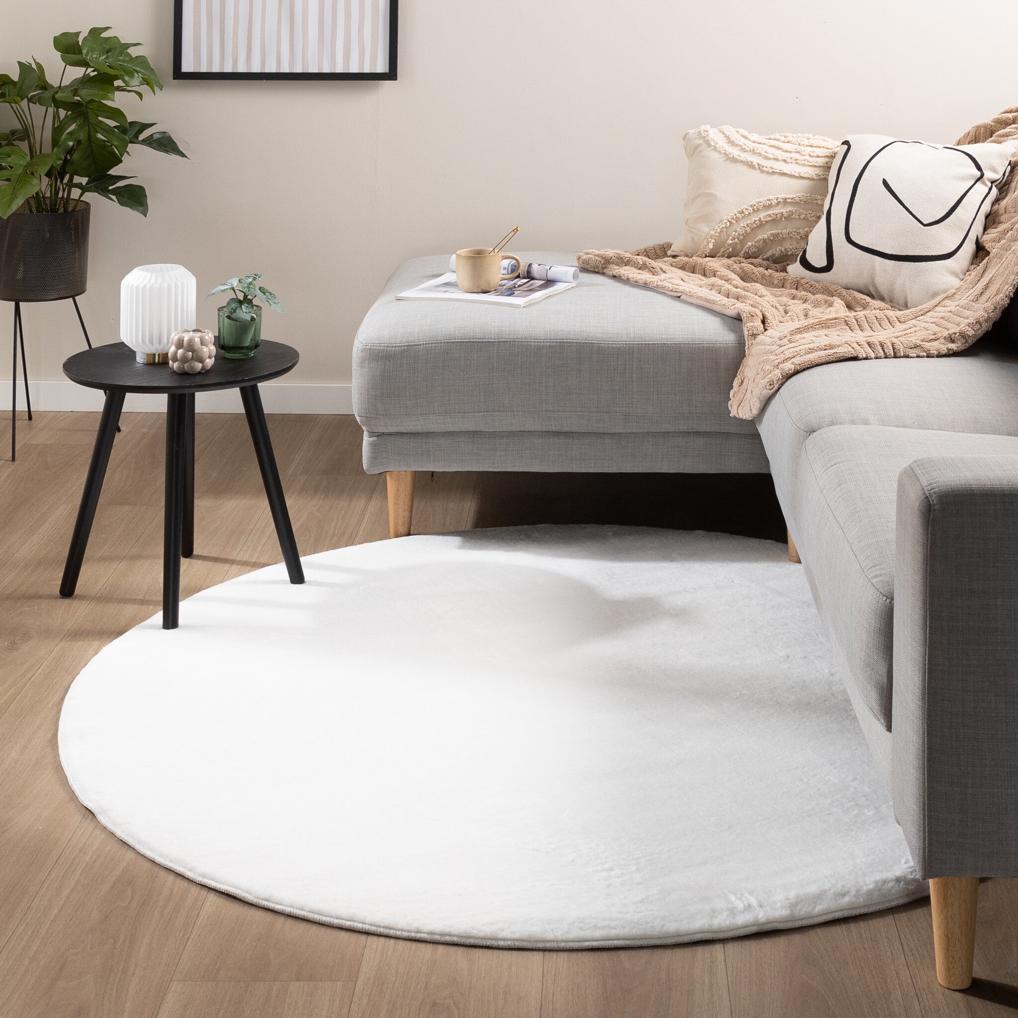 Round Low-Pile Rug - Cozy White