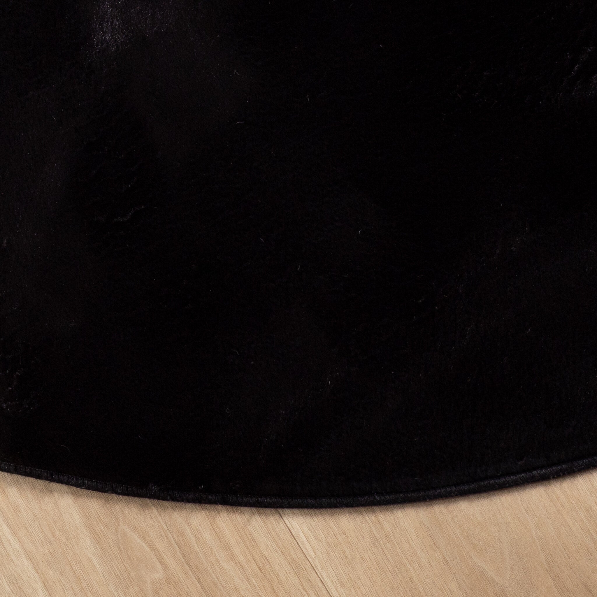 Round Low-Pile Rug - Cozy Black