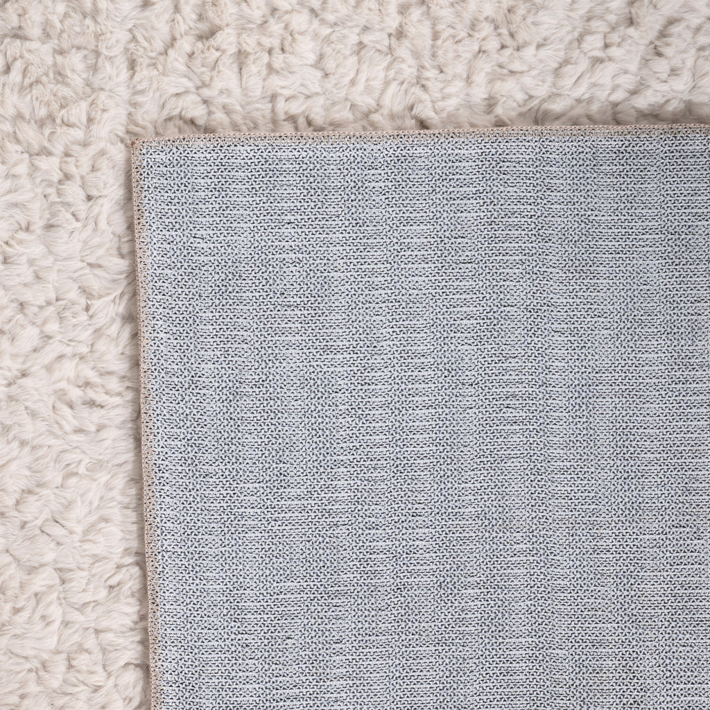 Fluffy Rug – Bobby White