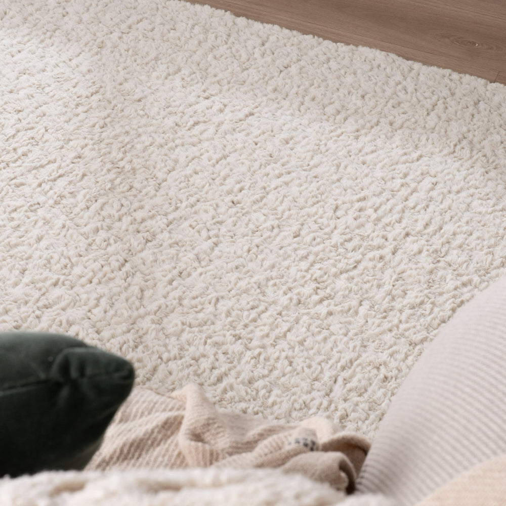 Fluffy Rug – Bobby White