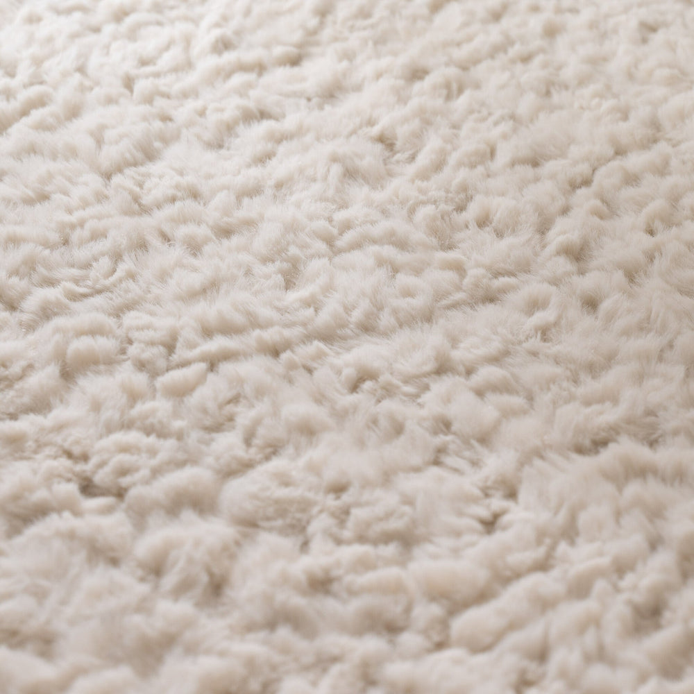 Round Fluffy Rug – Bobby White
