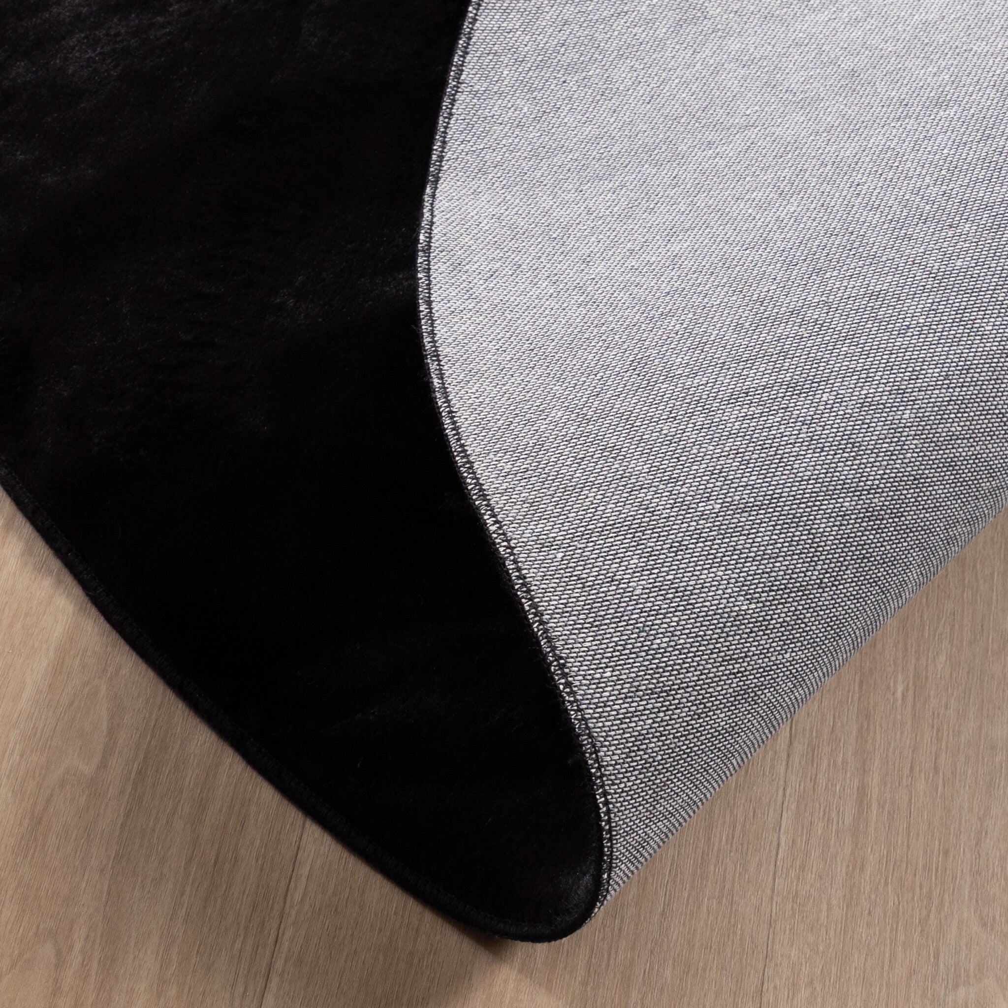 Round Low-Pile Rug - Cozy Black