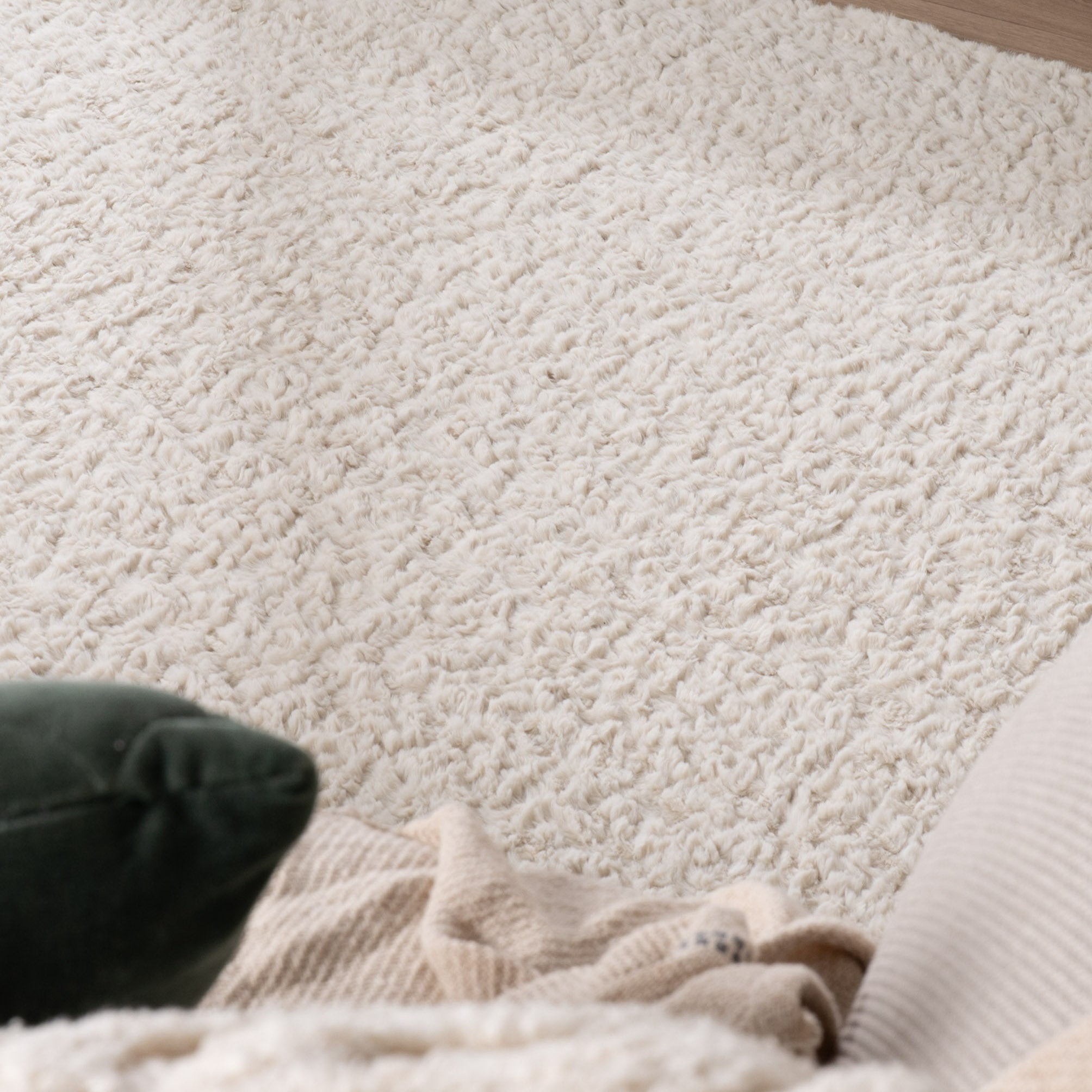Round Fluffy Rug – Bobby White