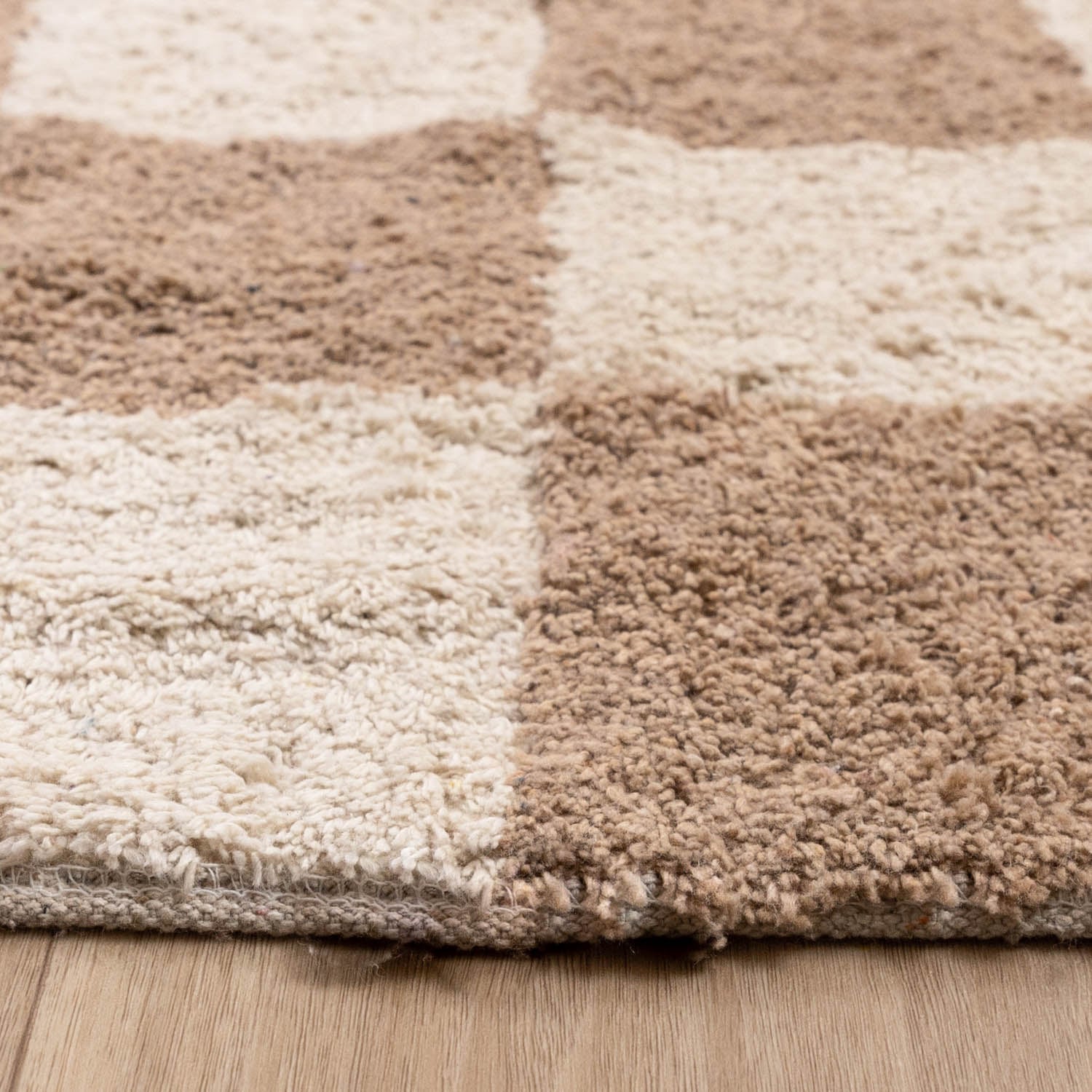 Retro Rug - Gambit Beige/White